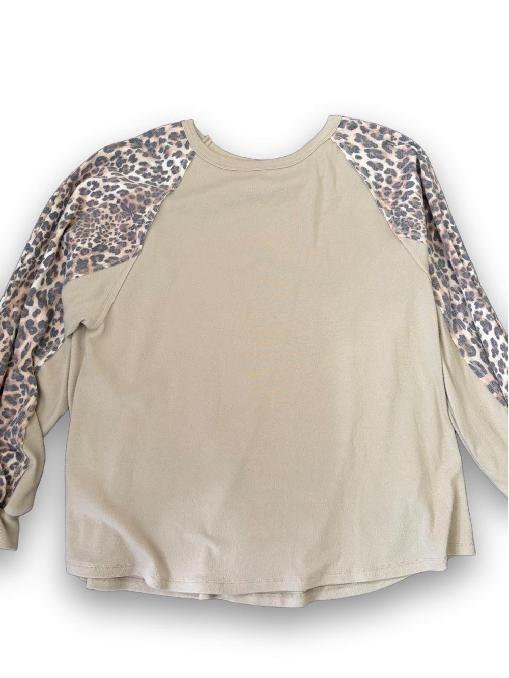 Leopard Raglan-Sleeve Scoop Neck Sweater in Taupe